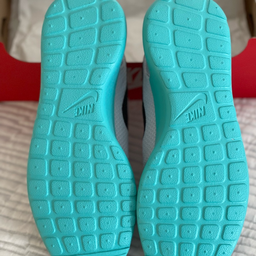 Nike Roshe (BRAND NEW)…….  PURE PLATINUM/ANTHRACITE-CALYPSO, Style
511881-013